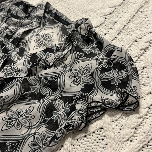 Black, gray, and white, sheer V-neck button up blouse - Maurices - size small - Picture 5 of 6
